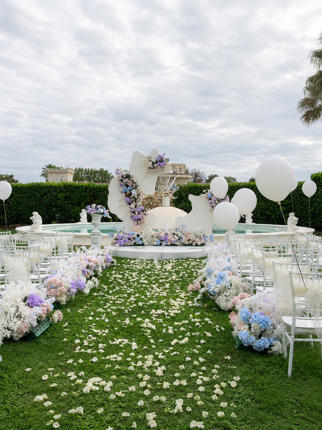 Allestimento scenografico per la cerimonia nei giardini della villa