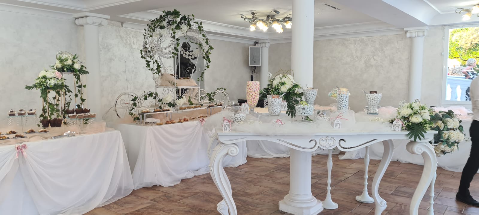 Allestimento scenografico per la cerimonia tra fiori e palloncini