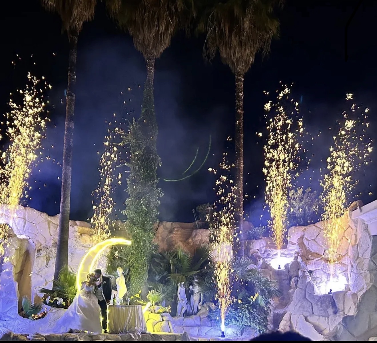 Allestimento scenografico con luna luminosa e decorazioni romantiche